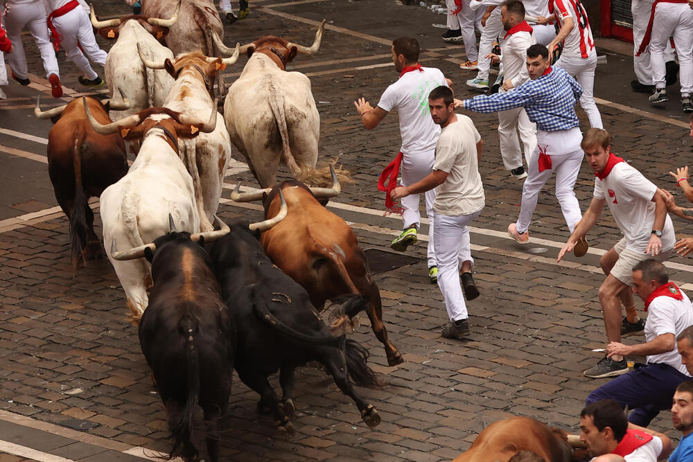 Primer encierro de los sanfermines 2023  / J.P.URDIROZ / EFE