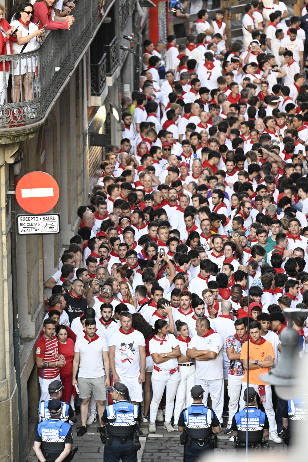 Los toros de Jandilla protagonizan el sexto encierro de Sanfermines  / EFE