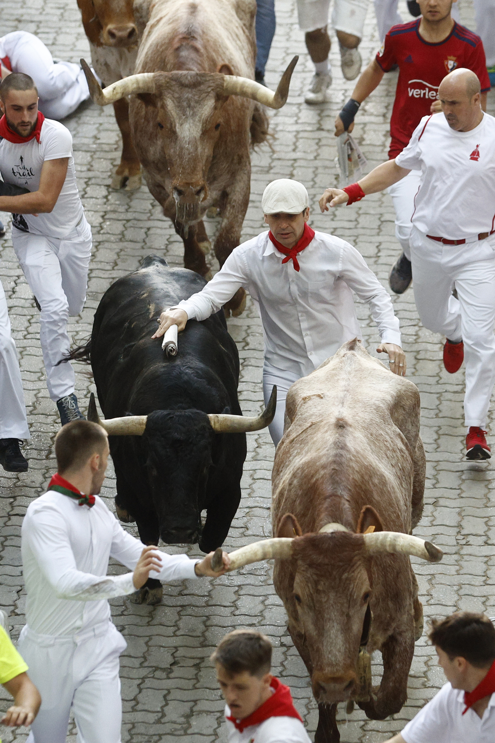 Los toros de Jandilla protagonizan el sexto encierro de Sanfermines  / EFE