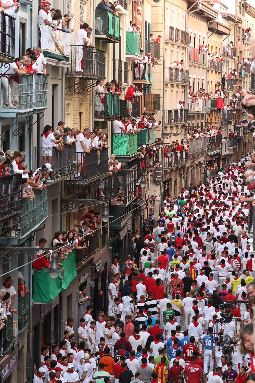 Los toros de Jandilla protagonizan el sexto encierro de Sanfermines  / EFE