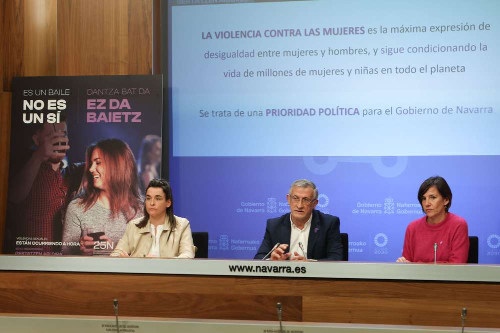 De izquierda a derecha, la vicepresidenta tercera, Begoña Alfaro, el vicepresidente primero, Félix Taberna, y la gerente del INAI / NABI, Patricia Abad, durante la rueda de prensa de presentación de la campaña del 25N.