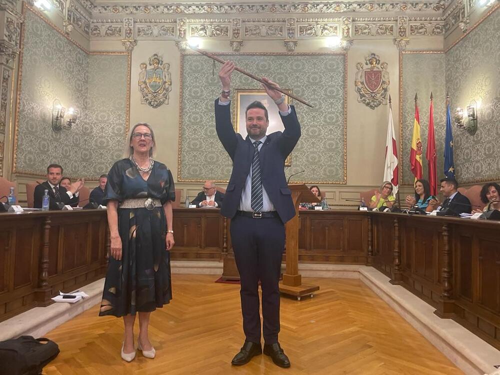 Toquero recoge el bastón de mando tras su mayoría absoluta