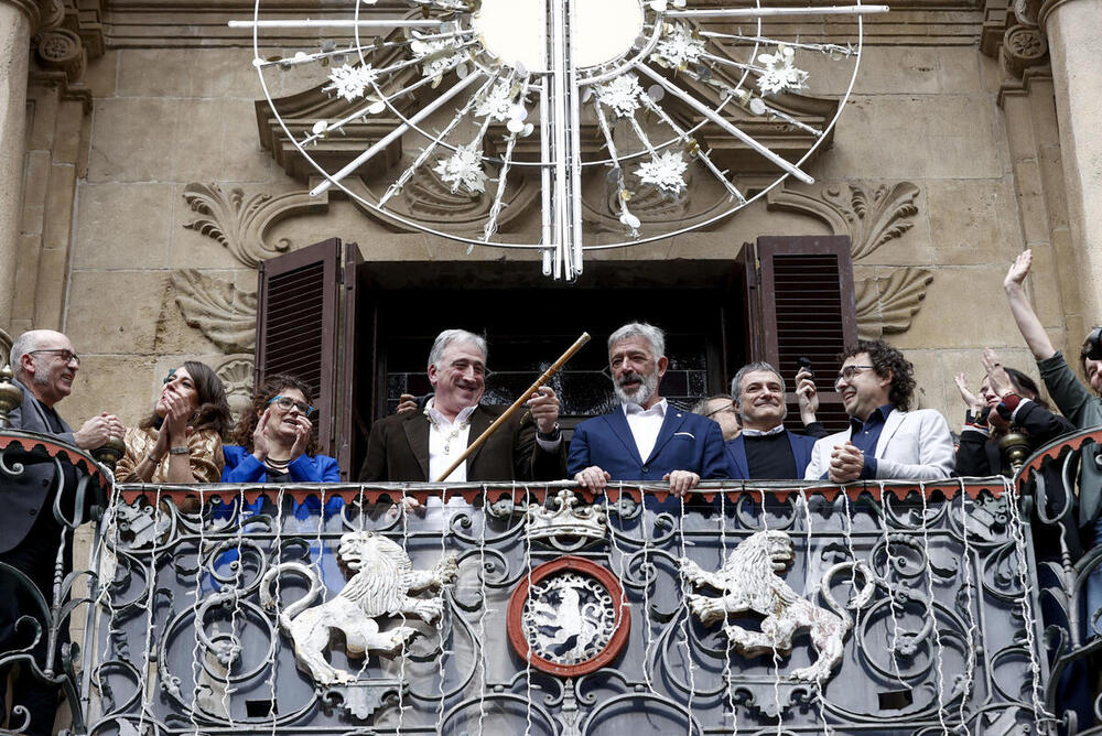 El diputado de EH Bildu, Joseba Asiron celebra en el balcón del ayuntamiento convertirse en el nuevo alcalde de Pamplona