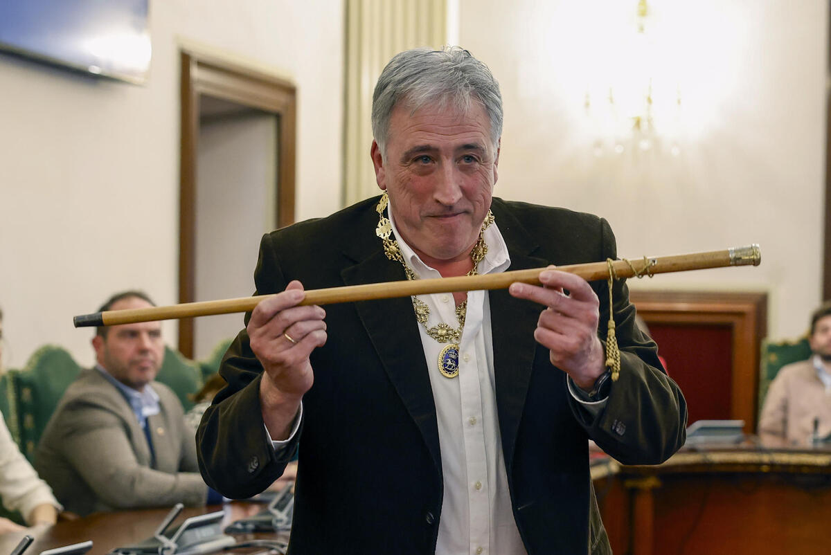 Joseba Asiron celebra convertirse en el nuevo alcalde de Pamplona  / EFE