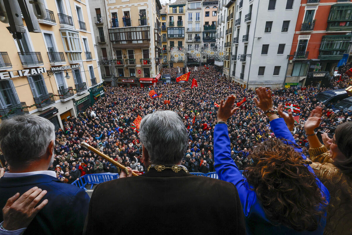 Joseba Asiron celebra convertirse en el nuevo alcalde de Pamplona  / EFE