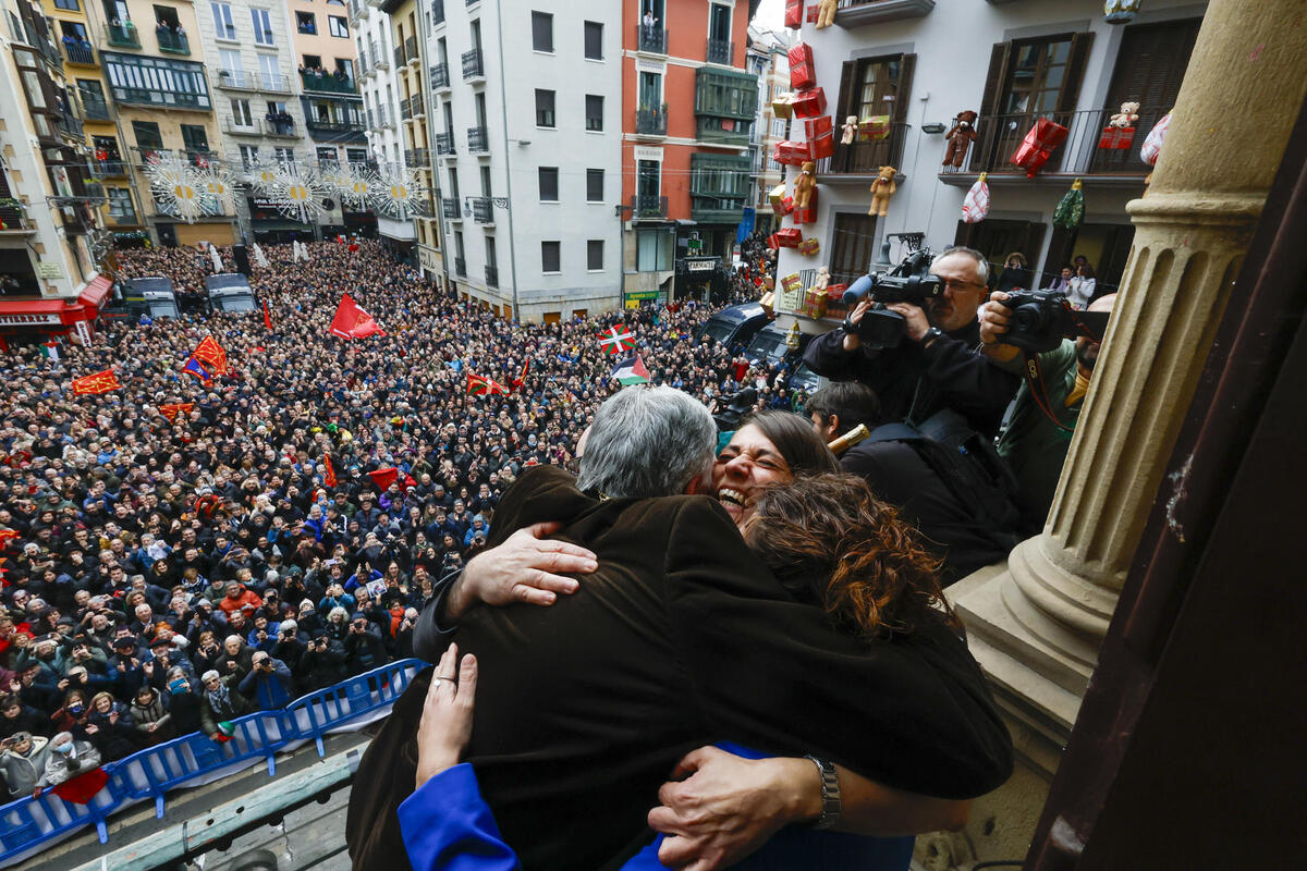 Joseba Asiron celebra convertirse en el nuevo alcalde de Pamplona  / EFE