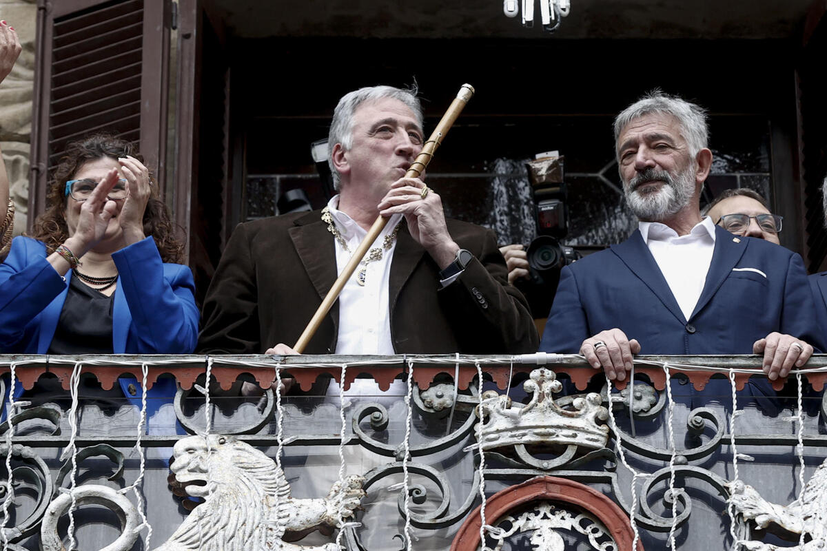 Joseba Asiron celebra convertirse en el nuevo alcalde de Pamplona  / EFE