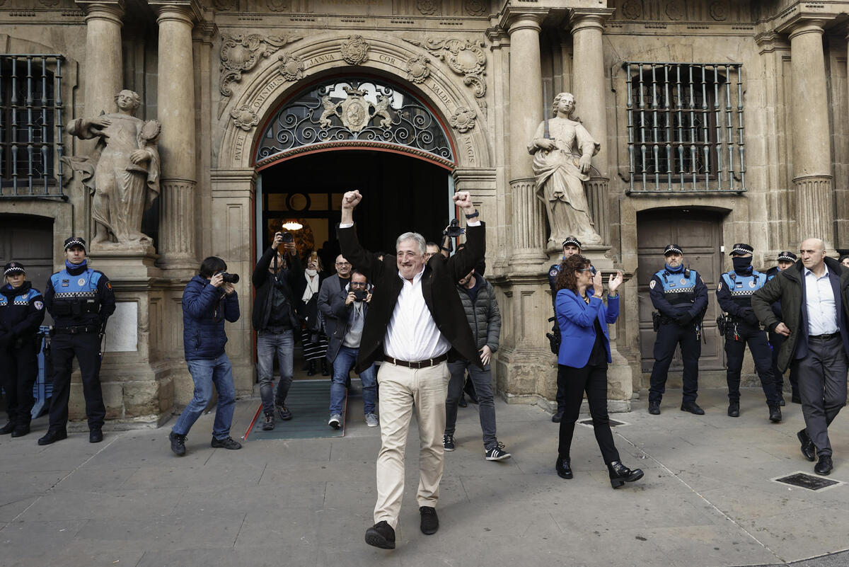 Joseba Asiron celebra convertirse en el nuevo alcalde de Pamplona  / EFE