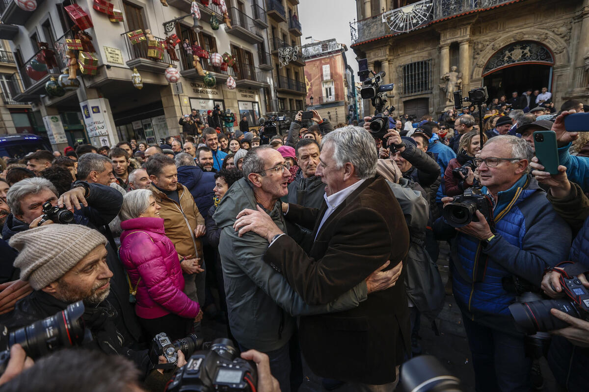 Joseba Asiron celebra convertirse en el nuevo alcalde de Pamplona  / EFE