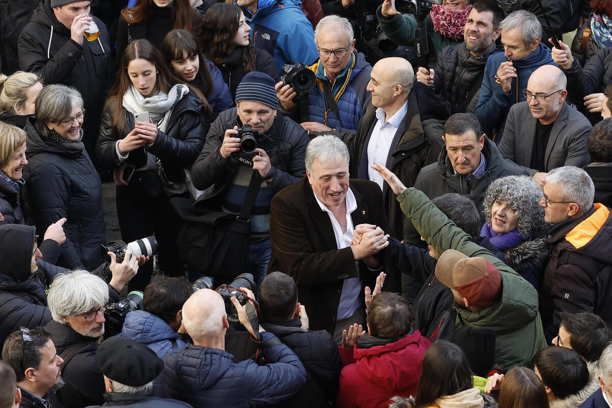 Joseba Asiron celebra convertirse en el nuevo alcalde de Pamplona  / EFE