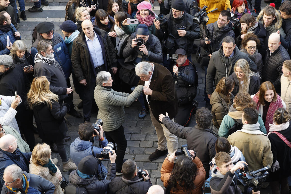 Joseba Asiron celebra convertirse en el nuevo alcalde de Pamplona  / EFE