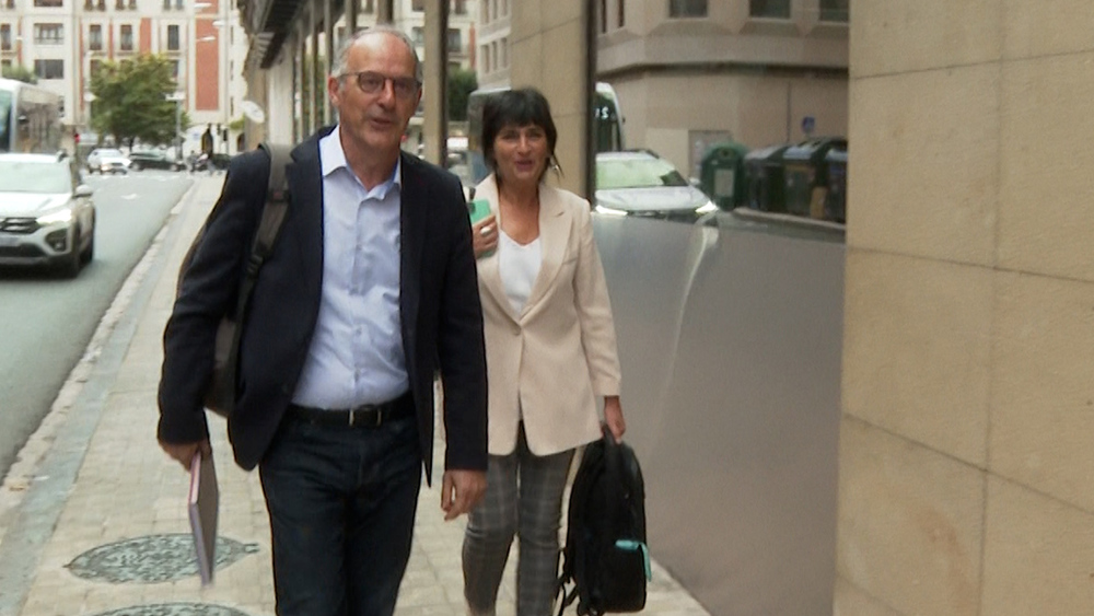 Adolfo Araiz y Laura Aznal entrando a la primera reunión para acordar los Presupuestos