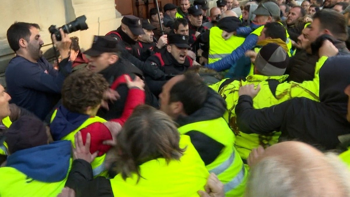 Momento en el que los agricultores intentan asaltar el Parlamento  / NATV