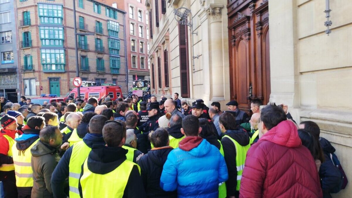 Agricultores navarros cortan el tráfico e intentan acceder al Parlamento de Navarra, pero la Policía Foral lo impide.  / EUROPA PRESS