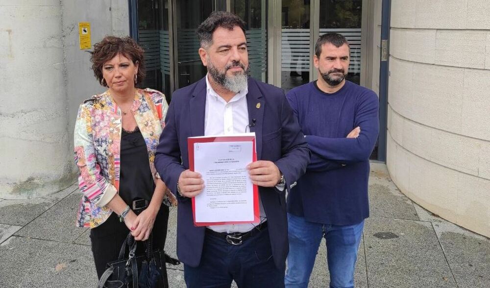  Los representantes del PSN Ainhoa Unzu, Ramón Alzórriz y Ángel Moleón presentan ante la Fiscalía una denuncia por delito de odio contra una moción de Vox sobre inmigración irregular. 