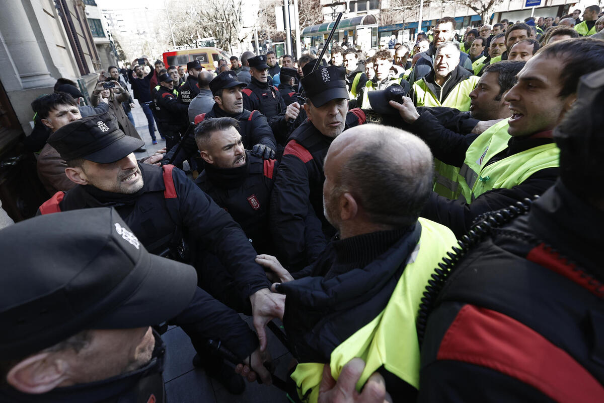 AGRICULTORES INTENTAN ENTRAR EN SEDE PARLAMENTARIA  / JESUS DIGES