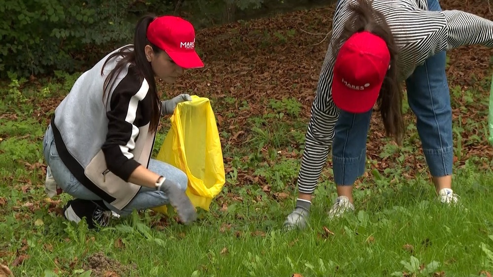 Voluntarios limpian de basura los alrededores del río Sadar