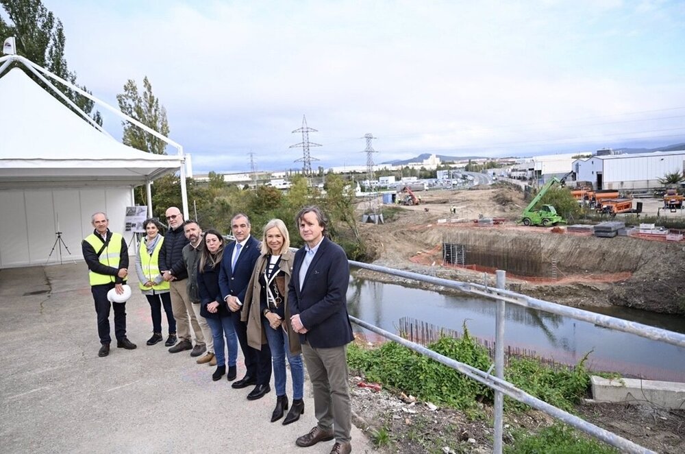 El consejero Chivite, la alcaldesa de Barañáin y el resto de participantes en la visita, junto a las obras