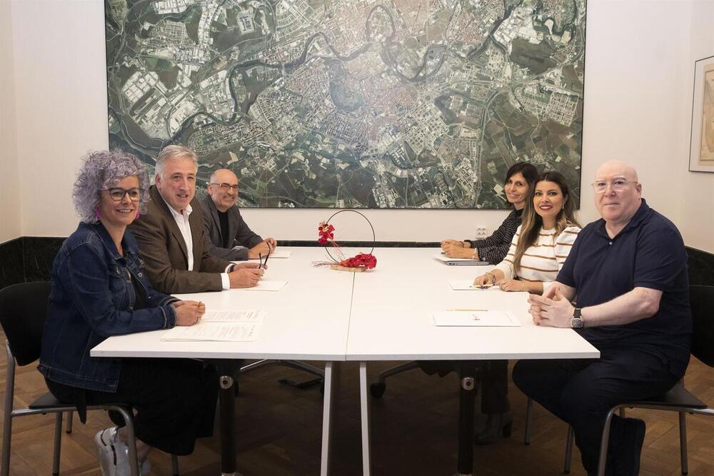 Imagen de la reunión mantenida entre los alcaldes de Pamplona, Joseba Asiron, Huarte, Alfredo Arruiz, Burlada, Berta Arizkun, y del Valle de Egüés, Xuriñe Peñas