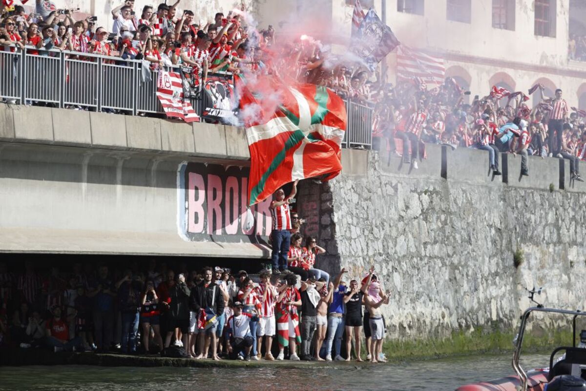 Bilbao y la Ría se abarrotan ansiosos de ver la gabarra  / LUIS TEJIDO