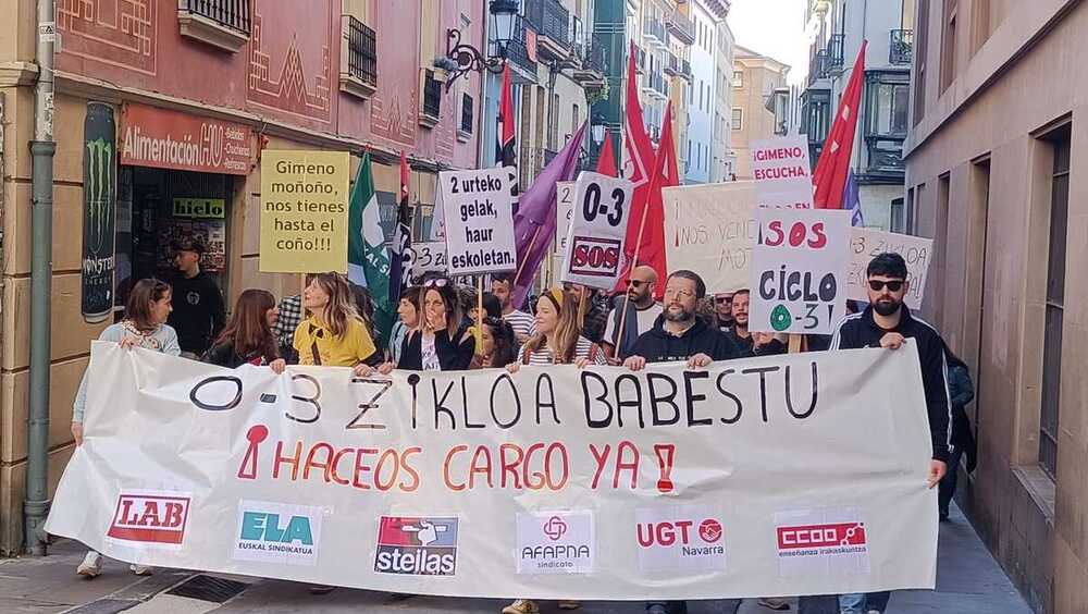 Una manifestación protesta en Pamplona contra las nuevas aulas de dos años