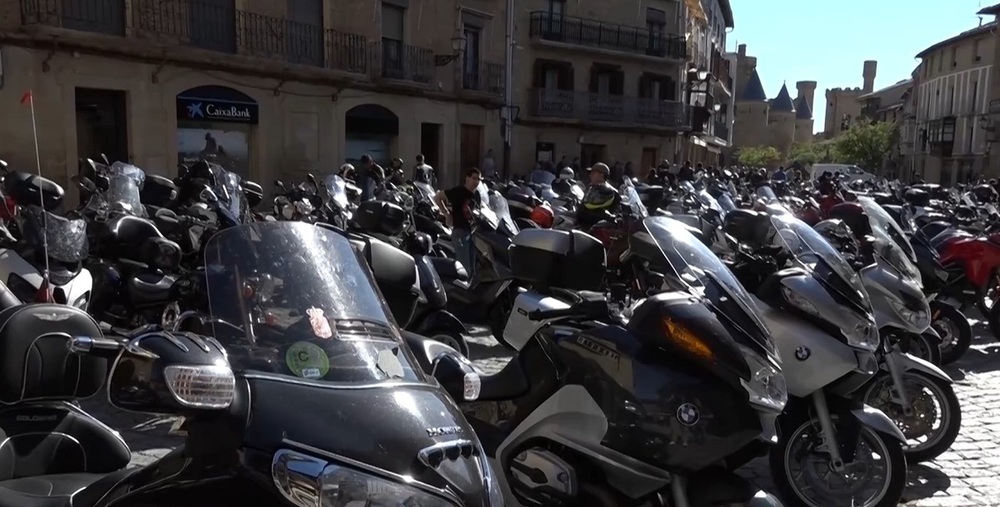 Los amantes de las dos ruedas se concentran en Olite