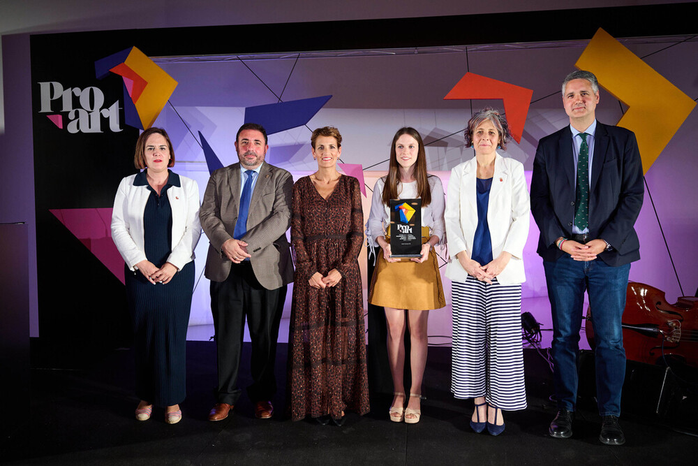 De izquierda a derecha: la delegada del Gobierno, Alicia Echeverría; el presidente del Parlamento, Unai Hualde; La Presidenta Chivite; Celia Carrasco, la consejera Esnaola y el director general de Cultura, Ignacio Apezteguía.