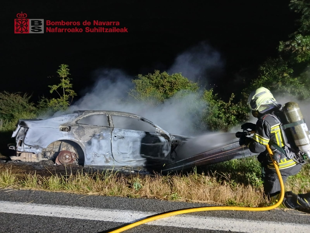 Los bomberos apagan fuegos en contenedores y un vehículo