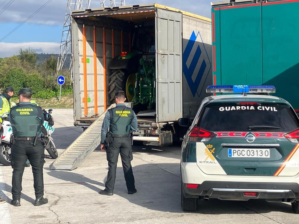 Imagen del camión paralizado por la Guardia Civil de Navarra