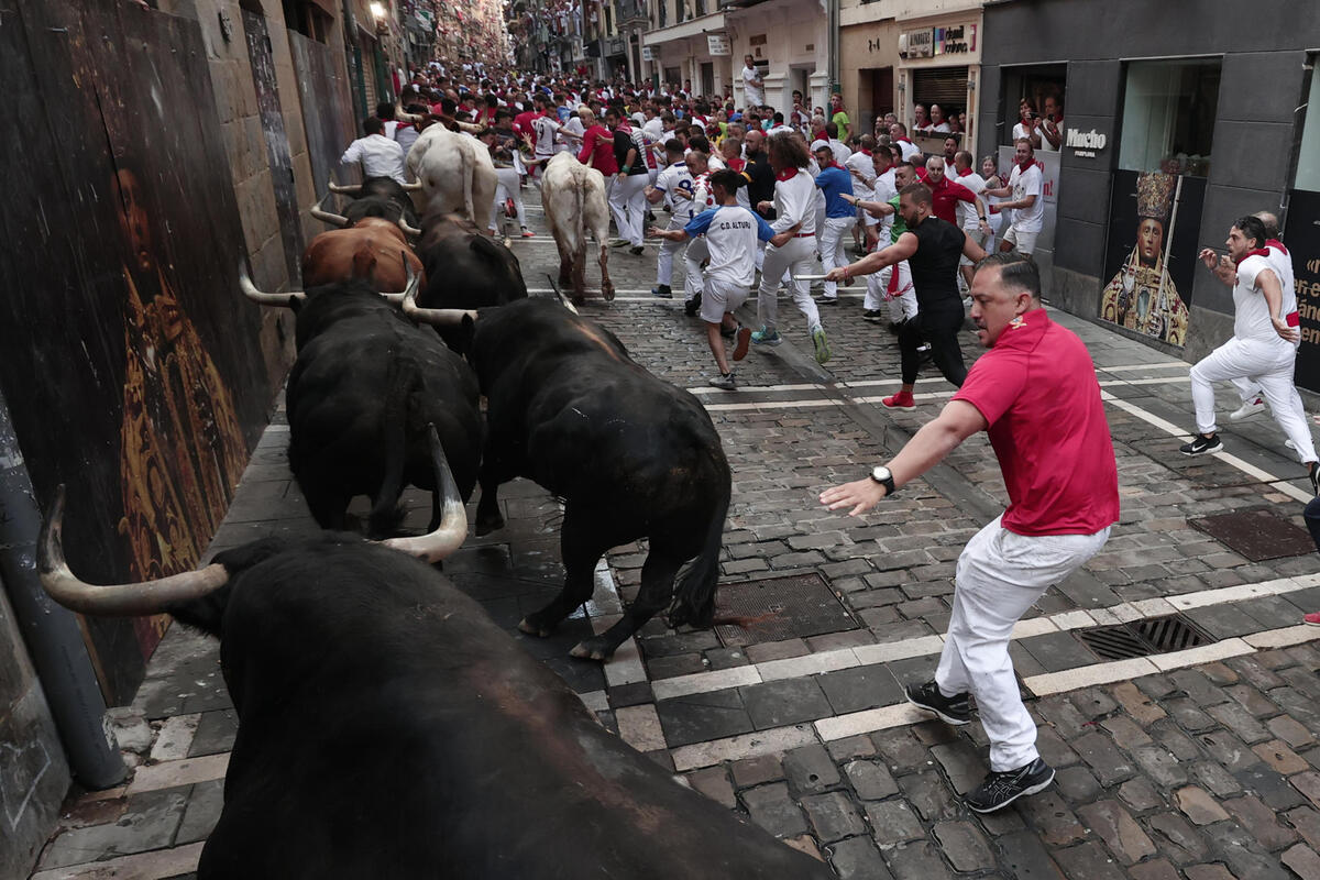 Cuarto encierro de los Sanfermines  / EFE