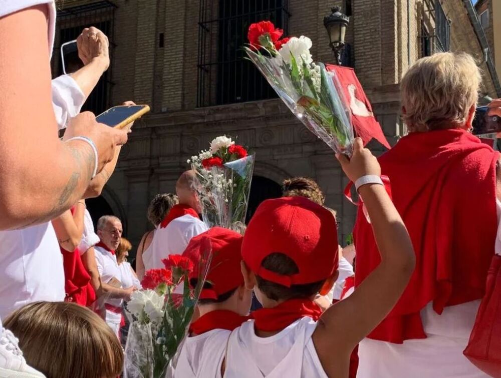 Los niños celebran el Día infantil con la ofrenda floral