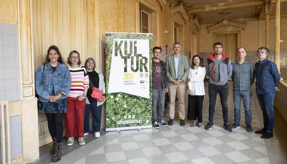 El director general de Cultura, Ignacio Apezteguía, y la directora general de Turismo, Ana Rivas, junto a participantes en el programa Kultur