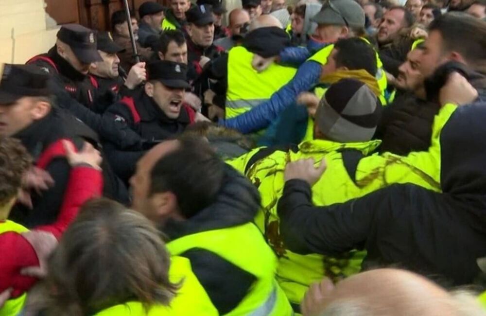 Archivo: Intento de asalto al Parlamento foral por parte de ganaderos y agricultores (6F) el pasado 7 de marzo 