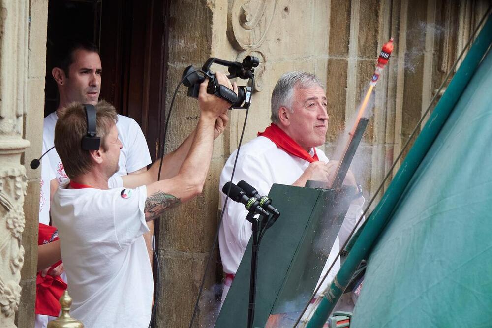 El alcalde de Pamplona, Joseba Asiron, durante el lanzamiento del Chupinazo de 2024 