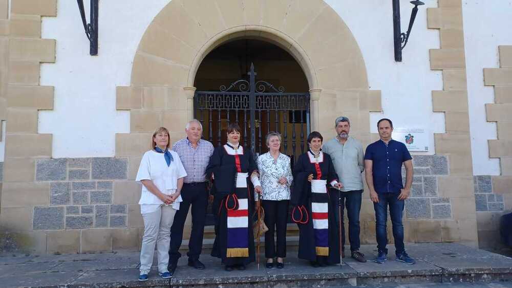 Presentación del nuevo traje oficial para las alcaldesas del Valle del Roncal.