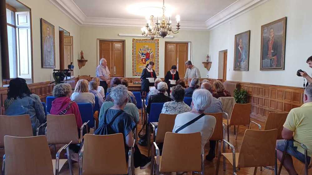 Presentación del nuevo traje oficial para las alcaldesas del Valle del Roncal.