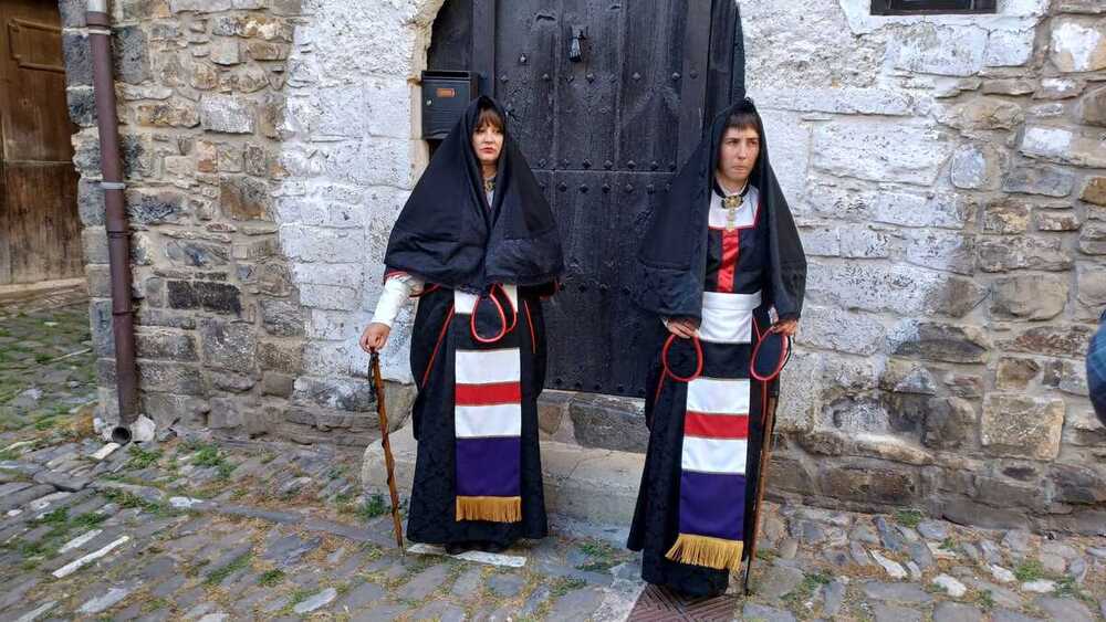 Presentación del nuevo traje oficial para las alcaldesas del Valle del Roncal.