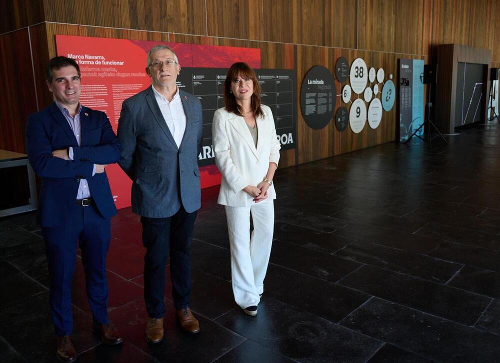 Miguel Moreno, el vicepresidente primero Félix Taberna y María Moya, hoy, en la presentación de la exposición sobre la nueva Marca Navarra