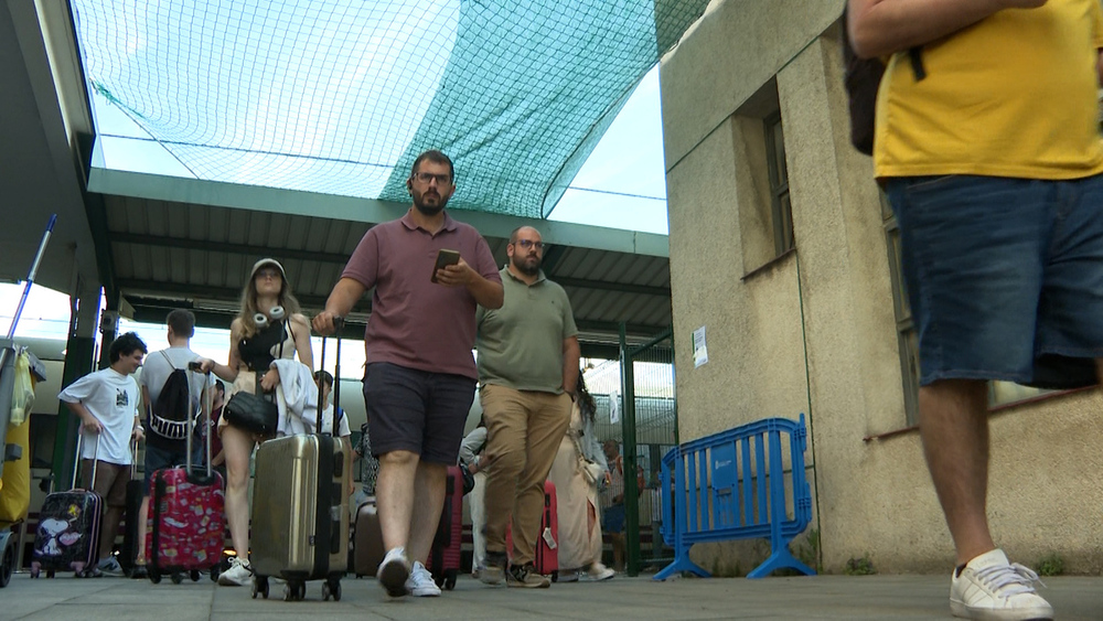 Miles de personas llegan Pamplona para vivir los Sanfermines