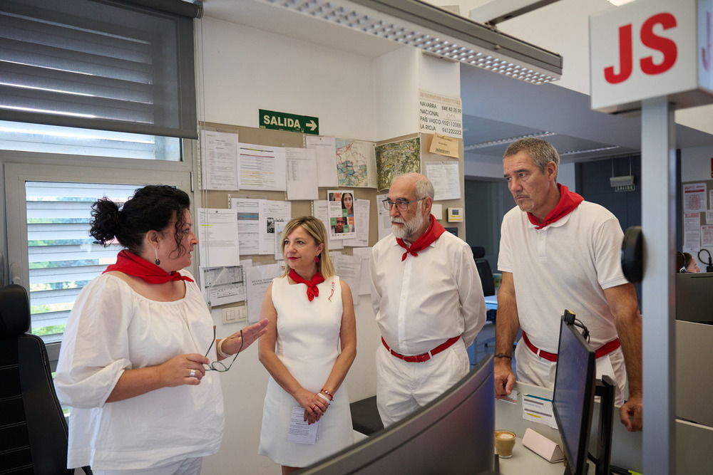 La consejera López y el consejero Domínguez han visitado la sala de emergencias SOS Navarra 112, desde donde también se coordina el dispositivo sanitario del encierro