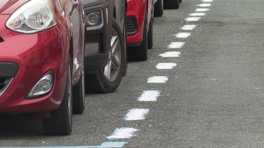 Pintan de blanco las líneas de la zona azul en la Txantrea