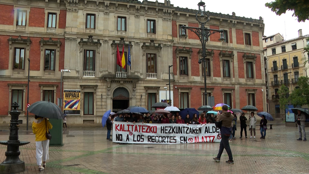 Alumnos frente al parlamento rechazan el recorte 