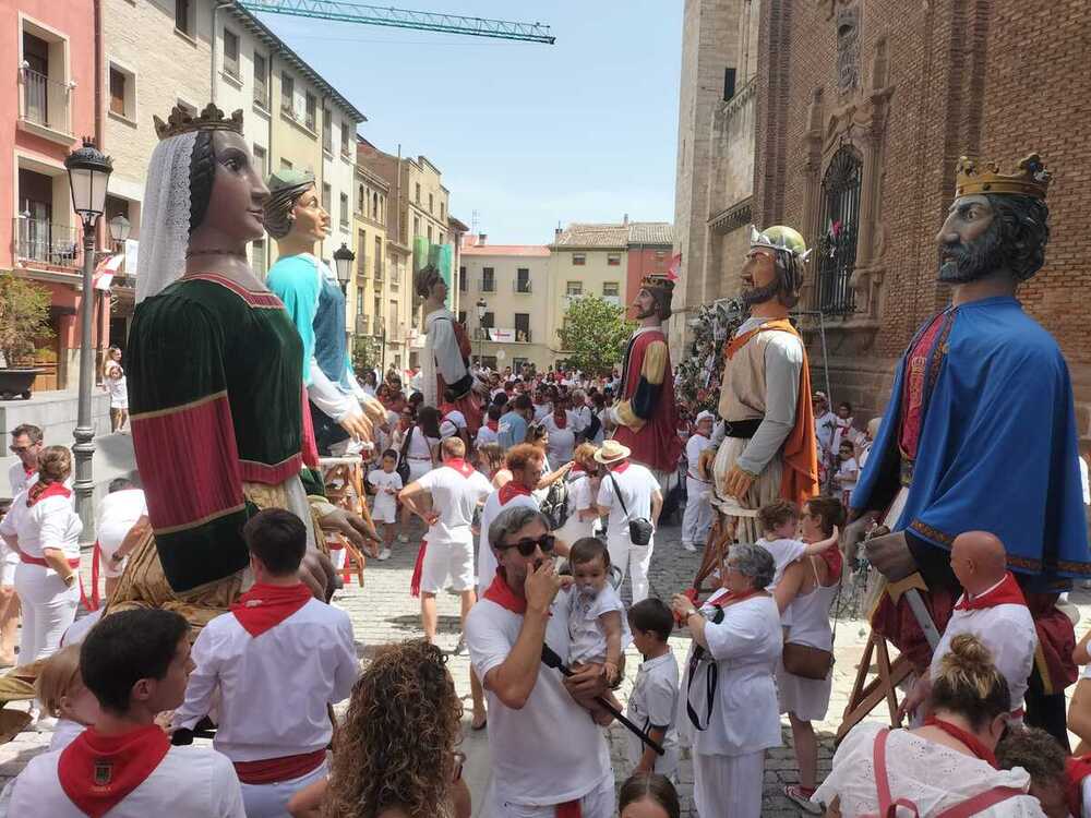 Los gigantes de Tudela ofrecen el último baile de fiestas