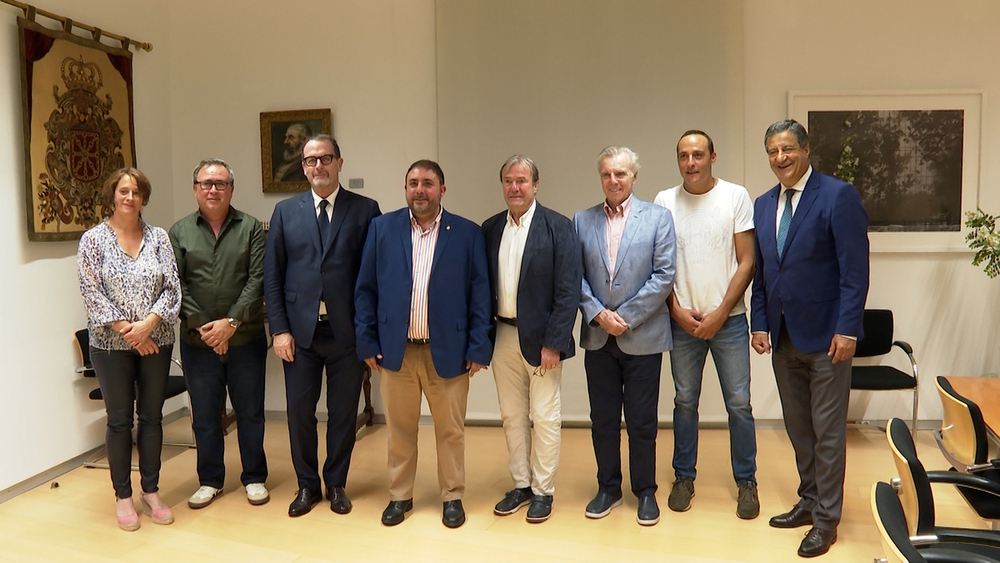 El presidente del Parlamento, Unai Hualde, con el presidente de la Federación Internacional de Pelota Vasca (FIPV), Xavier Cazaubon, y vicepresidentes