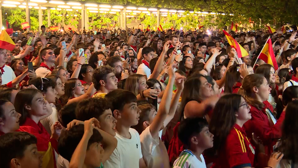 Aficionados en la Plaza de Yamaguchi para la final de la Eurocopa 2024