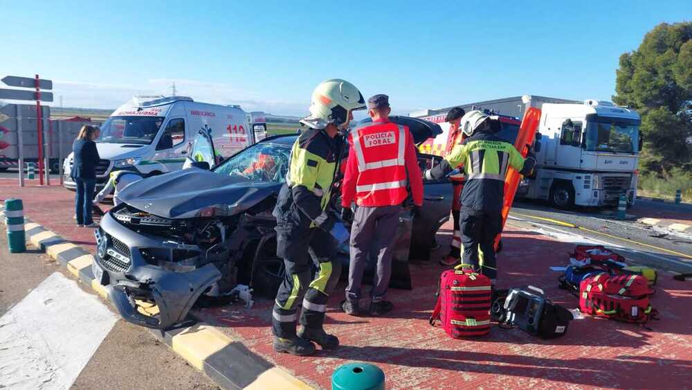 Aparatoso accidente entre un coche y un camión en Valtierra