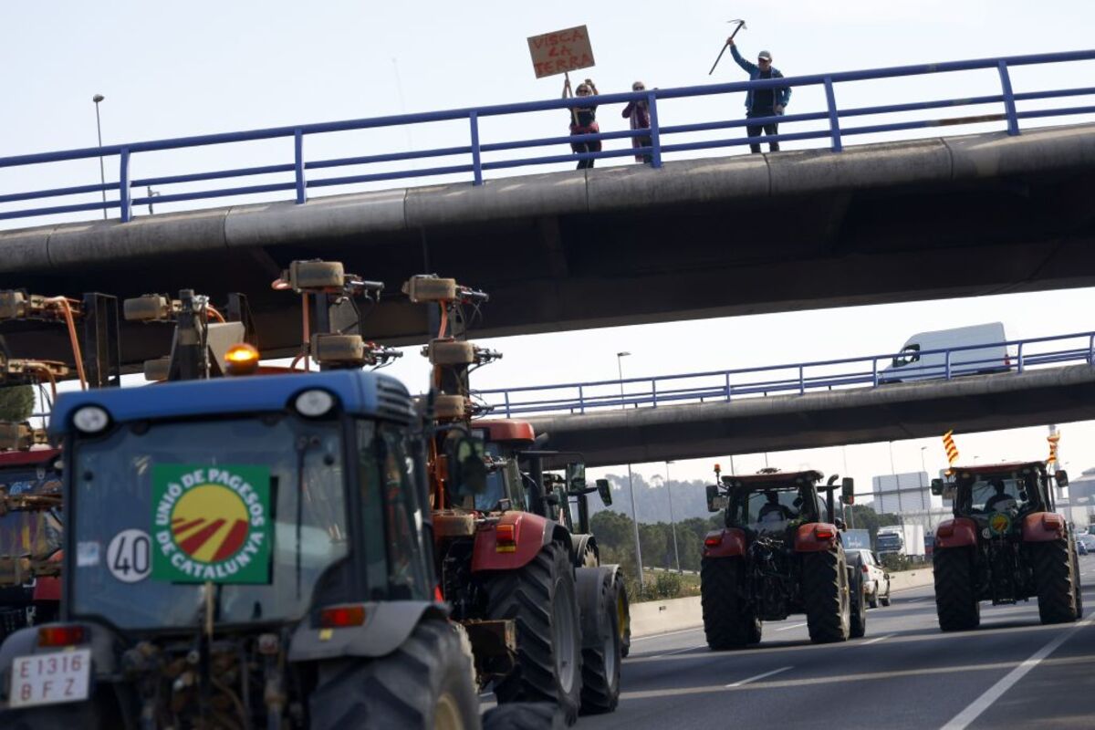 La marcha agrícola que va hacia Barcelona suma mil tractores  / QUIQUE GARCÍA