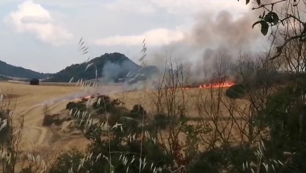 Tratan de extinguir un incendio forestal en Garcirian