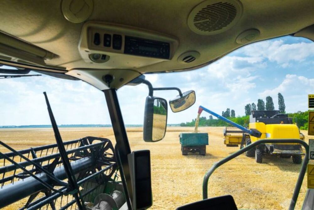 Una cosechadora trabajando en un campo de cereal