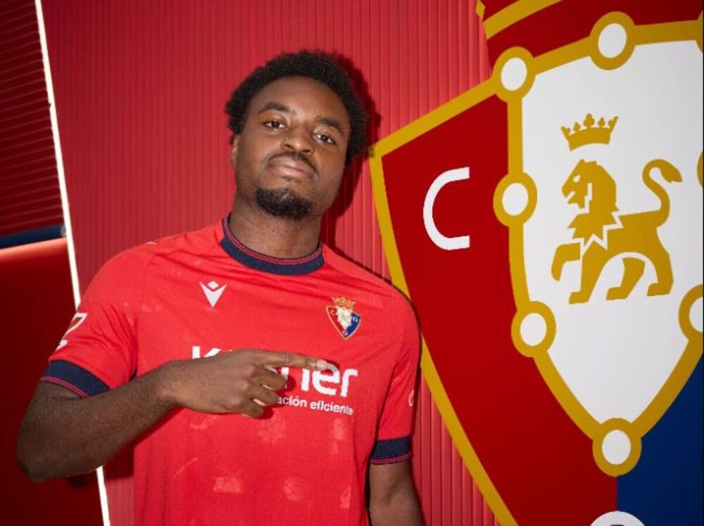  Boyomo posa con el escudo de Osasuna